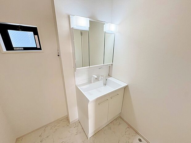 湿気がこもりやすい洗面所スペースは窓があり換気がしっかり行えます。