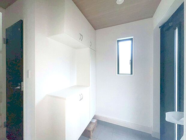 「行ってきます」と「ただいま」はこの玄関から始まります。