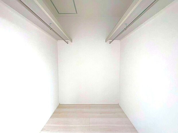 衣類や鞄、帽子など散らかりがちな小物類もすっきり収納可能。