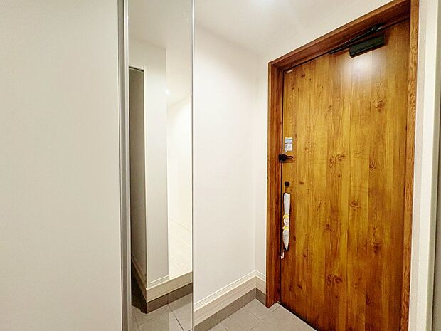 鏡が設置されているので、お洋服に合わせて靴もコーディネートしやすくなります。