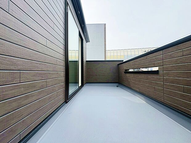 2階と3階にバルコニーを設けました。