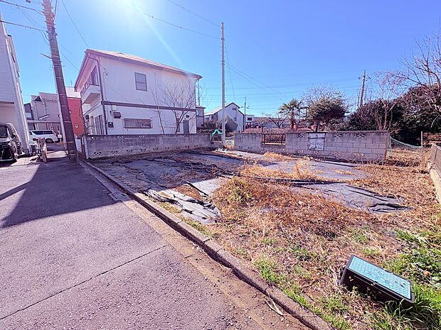 周辺には商業施設が多数あり、買い物に便利です。