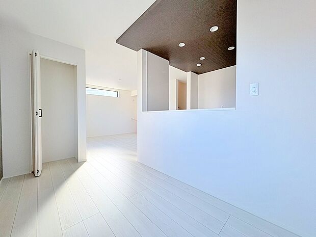 明るい日差しが注ぎ、心地よいリラックスタイムが過ごせそうです。