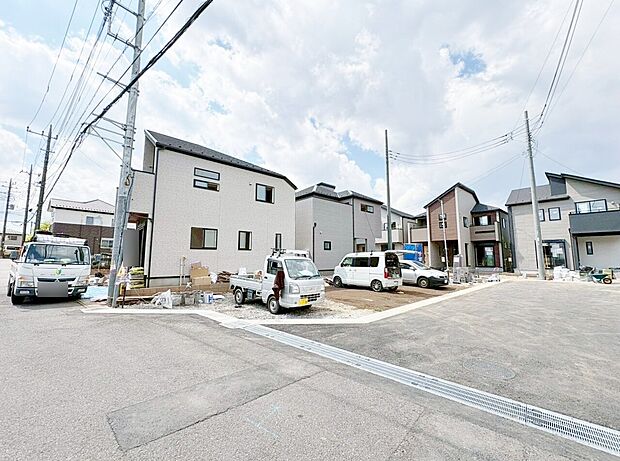 左側が当物件。東浦和駅、東川口駅の2駅利用可能の立地です。(令和8年4月 撮影)