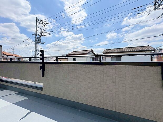 日差しを遮るもののないバルコニー。