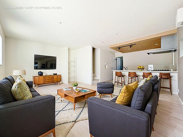 コミュニケーション動線に配慮したリビングイン階段を採用。※現況の物件写真にCGによる画像処理済み