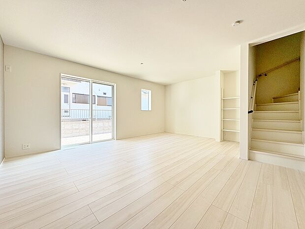 室内には豊かな陽光が注ぎ込み、爽やかな住空間を演出。