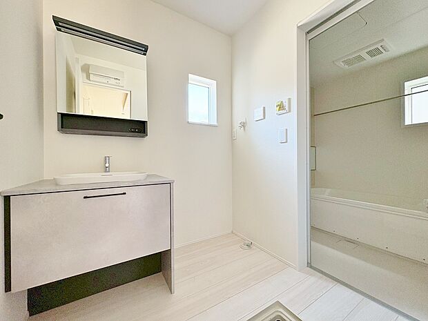 お手入れしやすい清潔感のある洗面台で気持ちよく身支度できます。