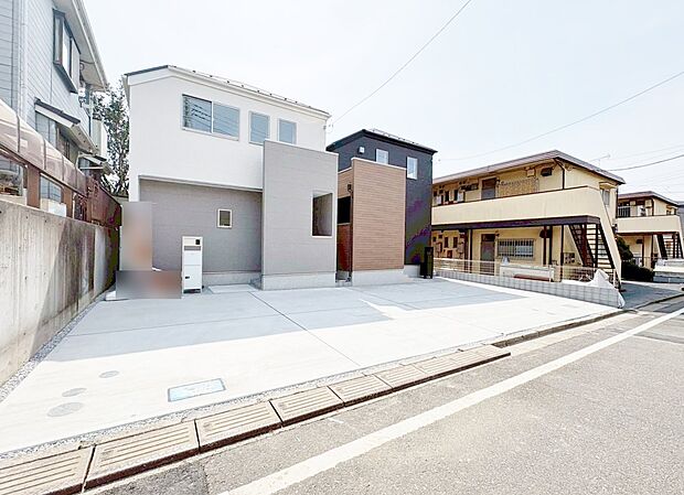 6m公道に面しており、カースペースに2台駐車可能です。