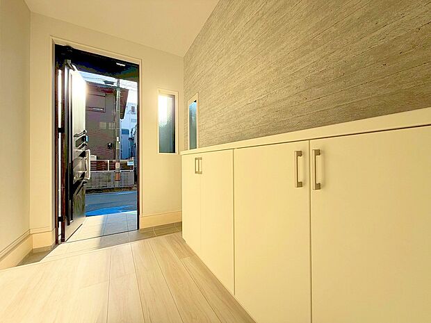 季飾のお花やグリーンを飾ってマイホームを創り上げてください。