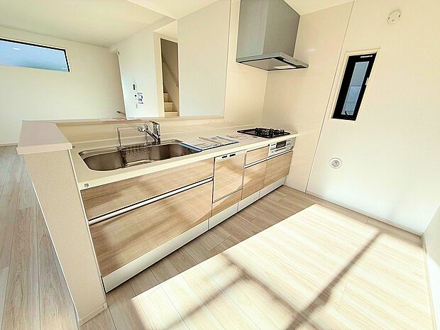 食洗機を備えたスタイリッシュなシステムキッチン。