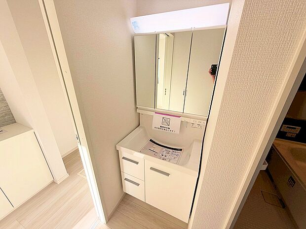 大きく見やすい三面鏡で清潔感ある洗面台。