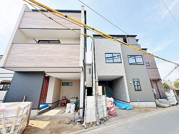 右側が当物件。ビングを2階に設けることで通風・採光にも優れています。(令和8年2月 撮影)