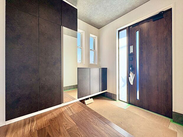 鏡が設置されているので、お洋服に合わせて靴もコーディネートしやすくなります。