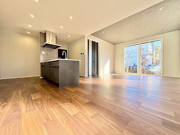 明るく開放的な空間が広がる、キッチン・ダイニング・リビング。