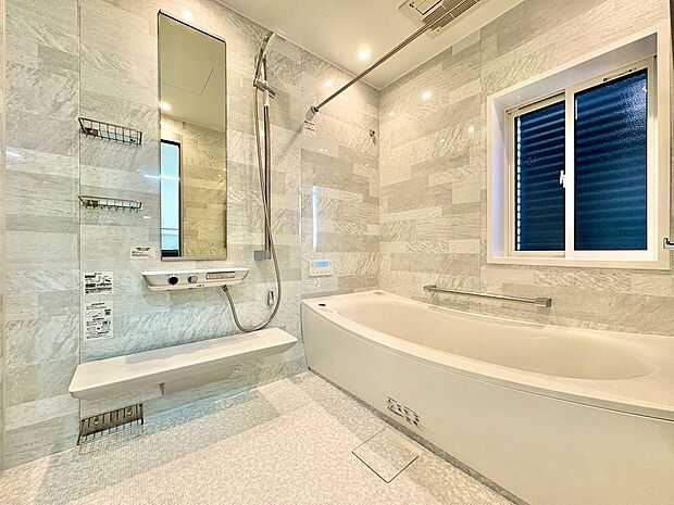 心地よいバスタイムを演出する浴室はゆとりあるサイズを採用。