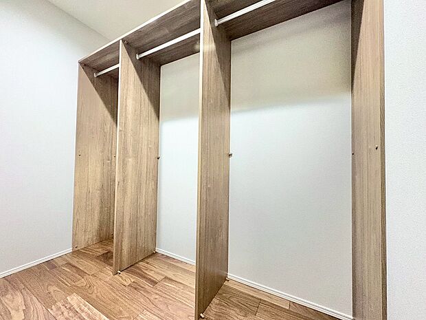 家族の荷物をまとめて管理できるファミリークローゼット付きです。