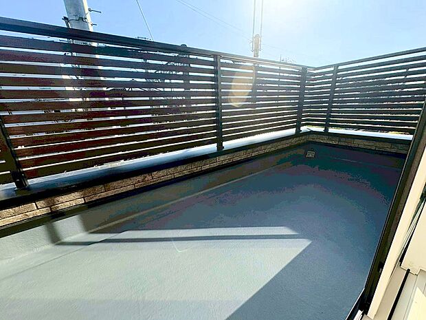 2部屋に面したバルコニーは洗濯物や布団干しにも便利です。