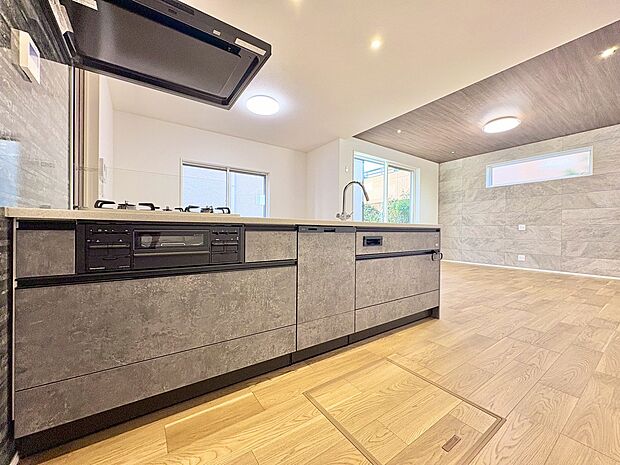 シックなカラーでまとめたキッチン。