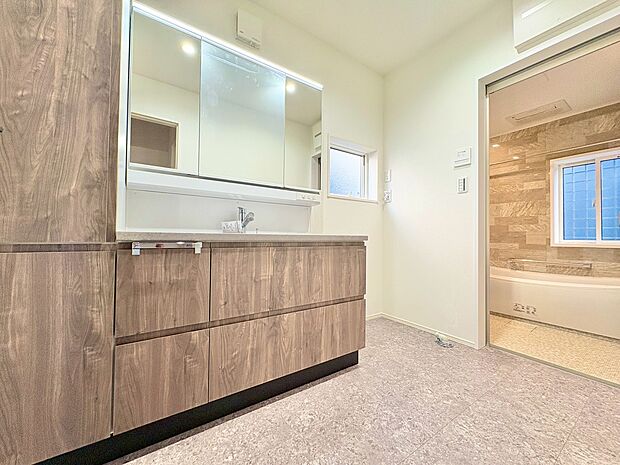 洗面品のストックやタオルなどを収納するのに便利なスペースを設けております。