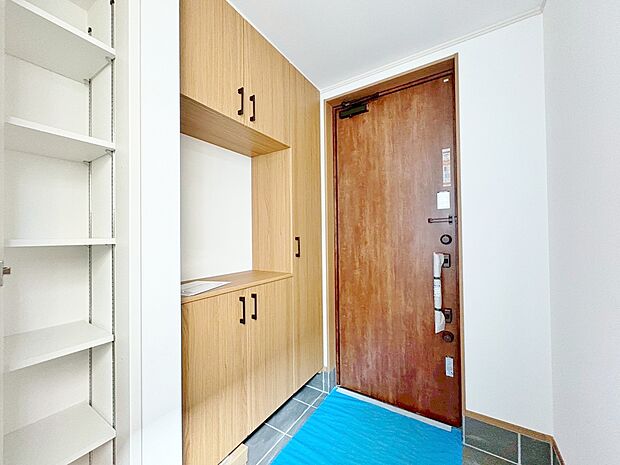 家の顔とも言われる家族や友人を迎える玄関口。