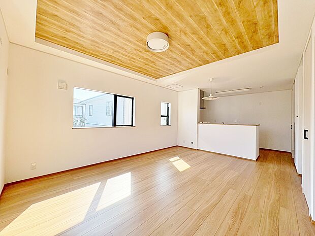 開放的なリビングは心地よい光と風に満ち溢れ家族が自然と集まる場所へ。