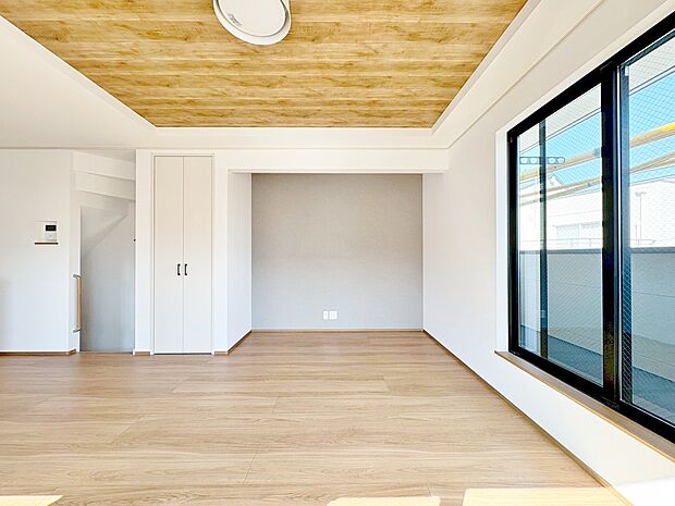 室内には豊かな陽光が注ぎ込み、爽やかな住空間を演出。