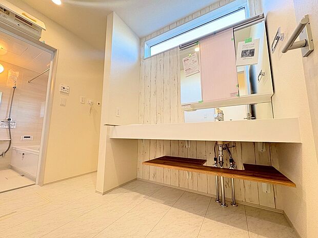 ゆとりある洗面スペースなら、朝の身支度と家事の時間が重なっても安心です。