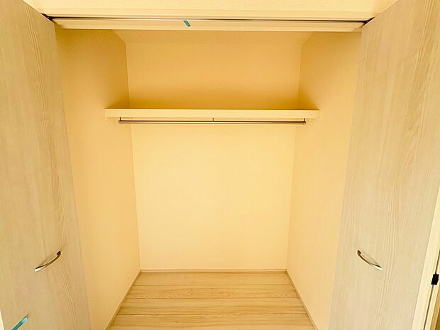 奥行きのあるクローゼットを採用しました。