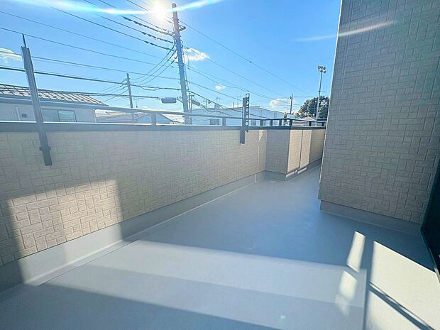 バルコニーからの明るい陽光がお部屋に差し込みます。