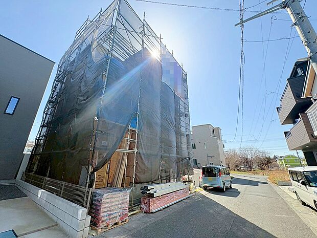 コミュニケーション動線に配慮したリビングイン階段を採用。(令和8年3月 撮影)