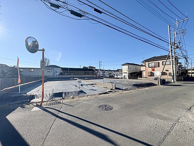 スーパーやドラッグストアなど周辺施設充実の住環境。