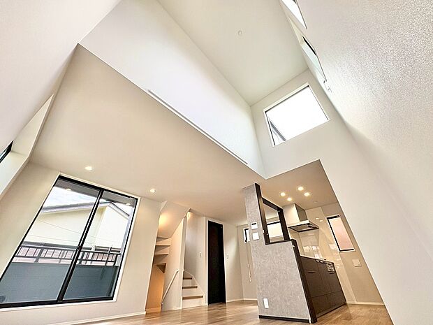 明るい日差しが注ぎ、心地よいリラックスタイムが過ごせそうです。