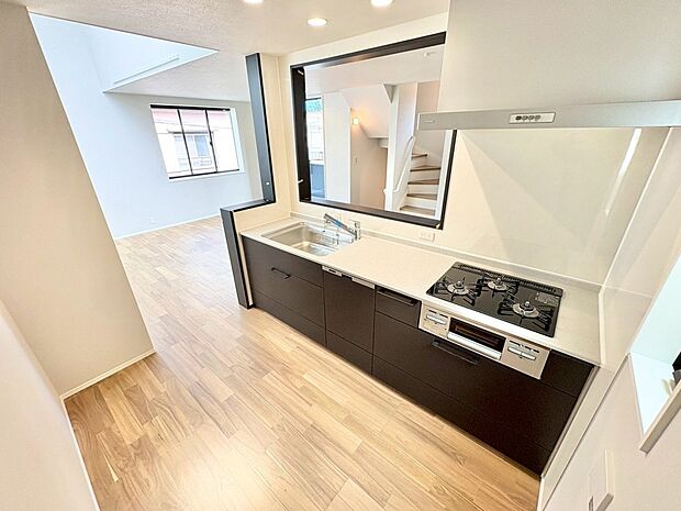 人気のおしゃれな対面式キッチンを採用しました。