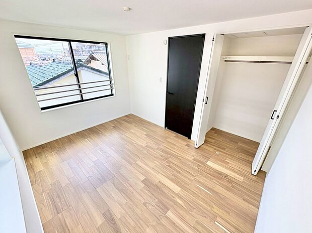 全居室二面採光で各部屋に収納スペースを備えました。