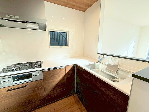 対面式のL字型キッチン。食洗機付きで家事の時短も叶います。