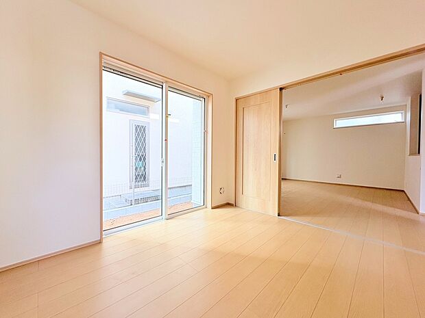 子育て中も安心して使える続き間の洋室を設けました。