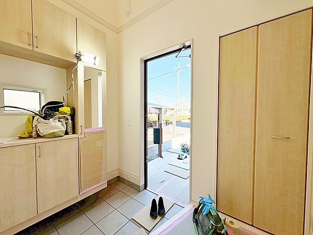 上部吹抜の玄関です。ワンランク上の装いで訪問された方を迎えます。(令和8年1月 撮影)