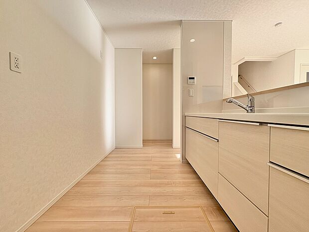 収納も多く使いやすさにもこだわったシステムキッチン。