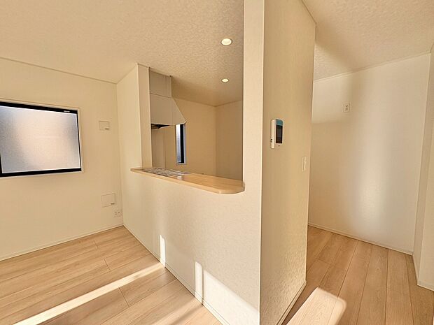 リビング全体を見渡せる対面キッチンを採用。