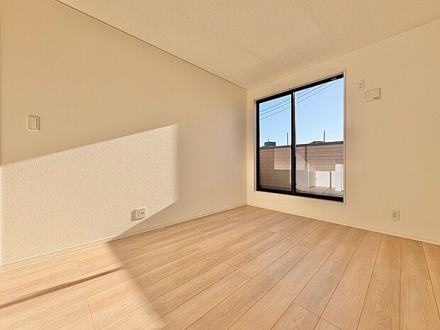 バルコニーからの明るい陽光がお部屋に差し込みます。
