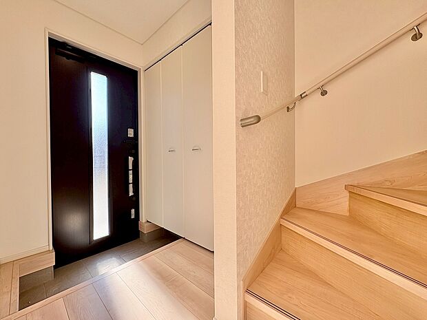 明るくコントラストのある、開放感と清潔感を兼ね備えた玄関。