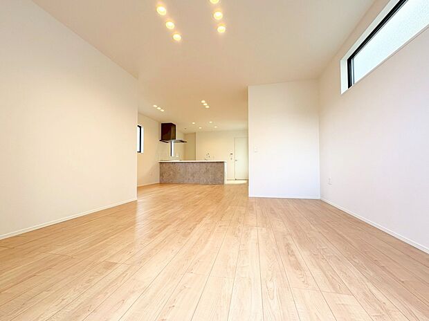 ほっと安らげる居心地の良いリビングは、ごろんと寛げる床暖房付きです。