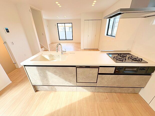 どこにいても各方面に視線が抜けて開放的な造り。