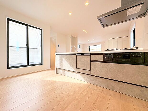 落ち着きのあるカラーで統一された清潔感と気品あふれるキッチン。