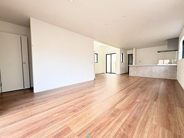 25.1帖のLDK。床暖房を完備し寒い季節も快適です。