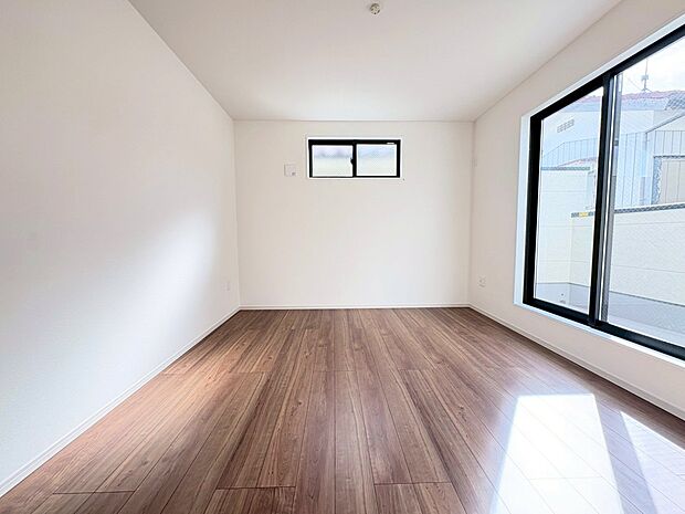 バルコニーからの明るい陽光がお部屋に差し込みます。
