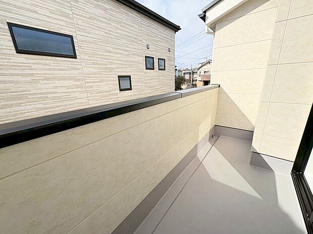 バルコニーを2ヵ所確保しました。洗濯物が多い日や布団を干すにも便利です。