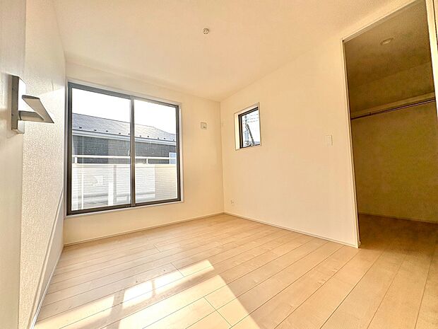 豊かな陽光導く開放的な『窓』