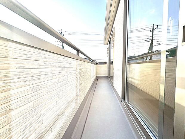 2部屋に面したバルコニーは洗濯物や布団干しにも便利です。